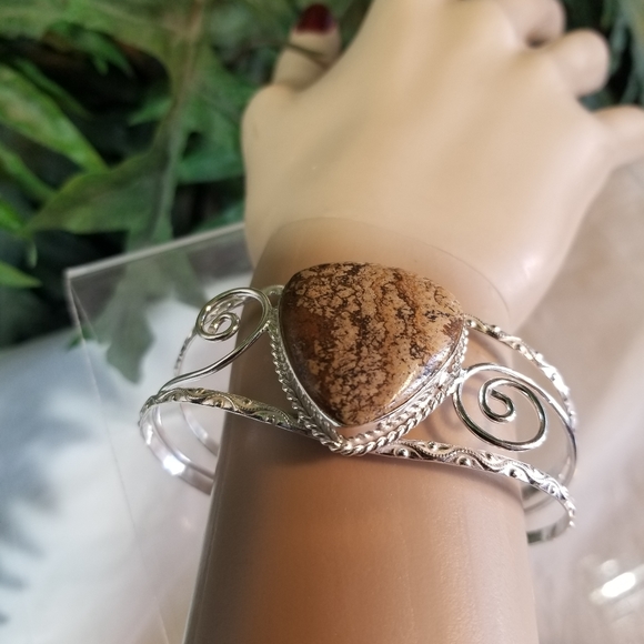 ELEGANT BRACELET NWOT - Picture 2 of 9